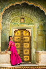 Obraz premium Indian young woman at city palace Jaipur in Rajasthan state, India