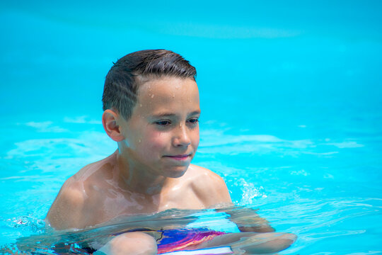 portrait d'un jeune gar&ccedil;on &agrave; la piscine