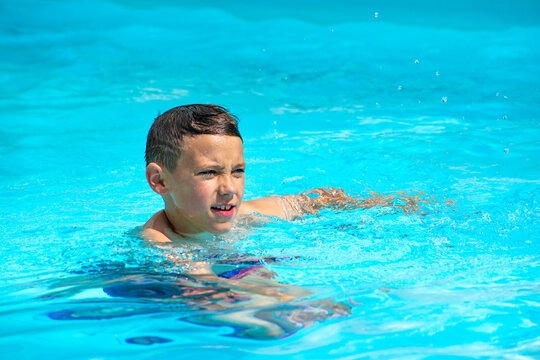portrait d'un jeune gar&ccedil;on &agrave; la piscine