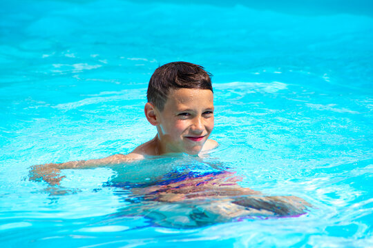 portrait d'un jeune gar&ccedil;on &agrave; la piscine