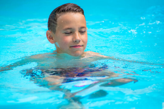 portrait d'un jeune gar&ccedil;on &agrave; la piscine