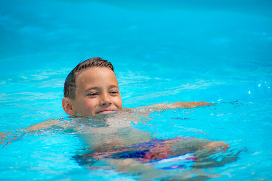 portrait d'un jeune gar&ccedil;on &agrave; la piscine