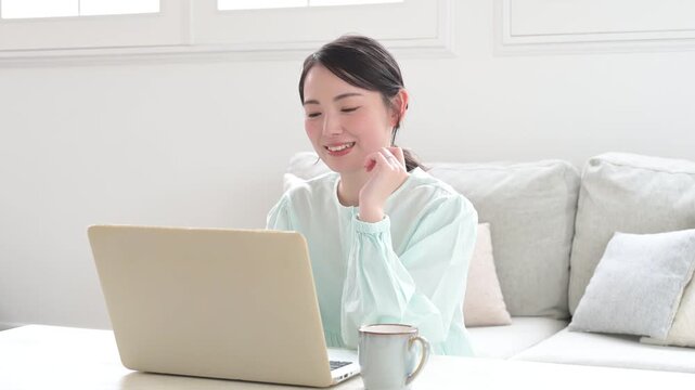 ノートパソコンを使う日本人女性