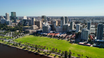 Obraz premium Panoramic aerial view of Perth downtown and Swan River on a sunny clear day