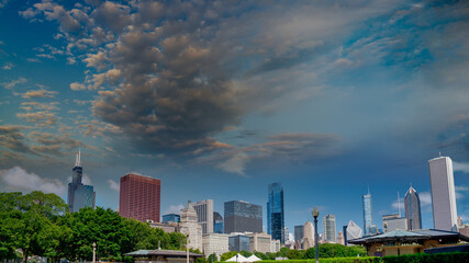 Fototapeta premium Downtown Chicago skyline from Grant Park trail on a perfect summer sunset