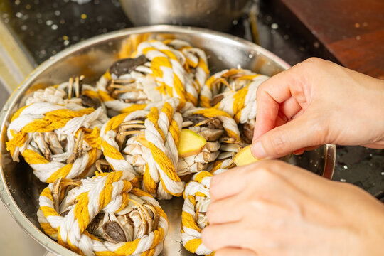lady preparing crabs and about cooksteam