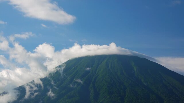羊蹄山と雲