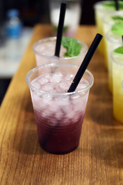 coctel de zumo de moras con hielo
