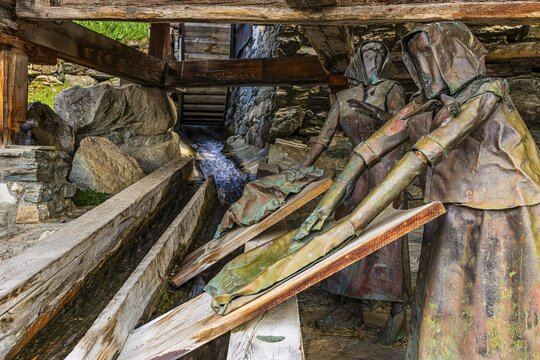 Copper sculptures of two washerwomen at the historic washing place, Saint Luc, Val d'Anniviers, Valais Alps, Canton Valais, Switzerland