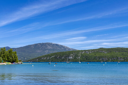 Le lac de Sainte-Croix dans les Alpes de Haute-provence par une belle journ&eacute;e de printemps