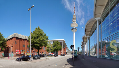 Fernsehturm in Hamburg - Blauer Himmel Panorama © ExQuisine