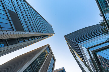 高層ビルを見上げるオフィス街の風景 © Kenta