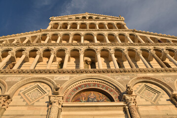Obraz premium Façade à colonnes du Duomo à Pisa. Italie 