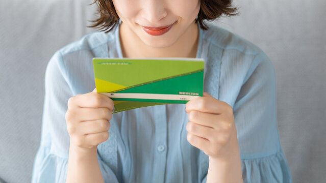 通帳を見て喜ぶ女性, Happy Woman Looking at Her Bankbook