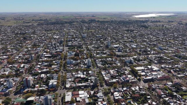 Vista a&eacute;rea de la ciudad de Trenque Lauquen, Buenos Aires, Argentina. Calles, barrio urbano, arquitectura, urbanismo, turismo bonaerense, capital del oeste, ciudad hist&oacute;rica, d&iacute;a soleado