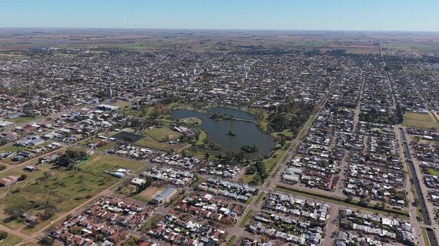 Vista a&eacute;rea de Trenque Lauquen, Parque Municipal Conrado Villegas y lagunas. Buenos Aires, Argentina. Ciudad hist&oacute;rica, capital del oeste, turismo bonaerense, d&iacute;a soleado