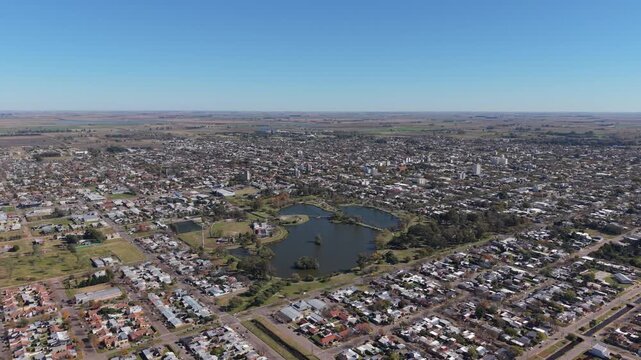 Vista a&eacute;rea de Trenque Lauquen, Parque Municipal Conrado Villegas y lagunas. Buenos Aires, Argentina. Ciudad hist&oacute;rica, capital del oeste, turismo bonaerense, d&iacute;a soleado