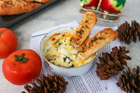 Eggs en cocotte, classic French baked eggs in ramekins with cream, cheese, and herbs. Whites set, yolks soft&mdash;savory comfort in every bite.