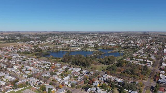 Vista a&eacute;rea de Trenque Lauquen, Parque Municipal Conrado Villegas y lagunas. Buenos Aires, Argentina. Ciudad hist&oacute;rica, capital del oeste, turismo bonaerense, d&iacute;a soleado