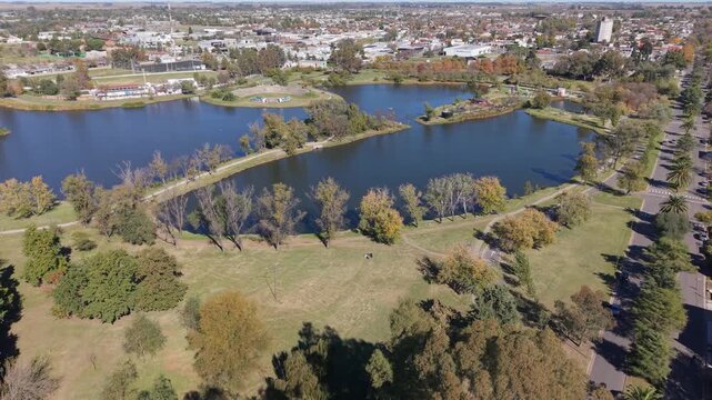 Vista a&eacute;rea de Trenque Lauquen, Parque Municipal Conrado Villegas y lagunas. Buenos Aires, Argentina. Ciudad hist&oacute;rica, capital del oeste, turismo bonaerense, d&iacute;a soleado