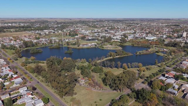 Vista a&eacute;rea de Trenque Lauquen, Parque Municipal Conrado Villegas y lagunas. Buenos Aires, Argentina. Ciudad hist&oacute;rica, capital del oeste, turismo bonaerense, d&iacute;a soleado