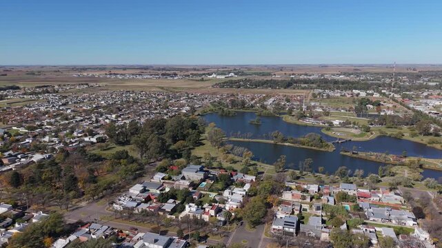 Vista a&eacute;rea de Trenque Lauquen, Parque Municipal Conrado Villegas y lagunas. Buenos Aires, Argentina. Ciudad hist&oacute;rica, capital del oeste, turismo bonaerense, d&iacute;a soleado