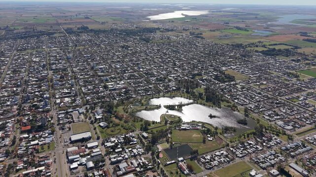 Vista a&eacute;rea de Trenque Lauquen, Parque Municipal Conrado Villegas y lagunas. Buenos Aires, Argentina. Ciudad hist&oacute;rica, capital del oeste, turismo bonaerense, d&iacute;a soleado