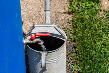 Wasserfüllung Metallkanister im Freien © Martin