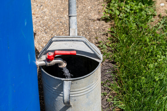 Wasserf&uuml;llung Metallkanister im Freien