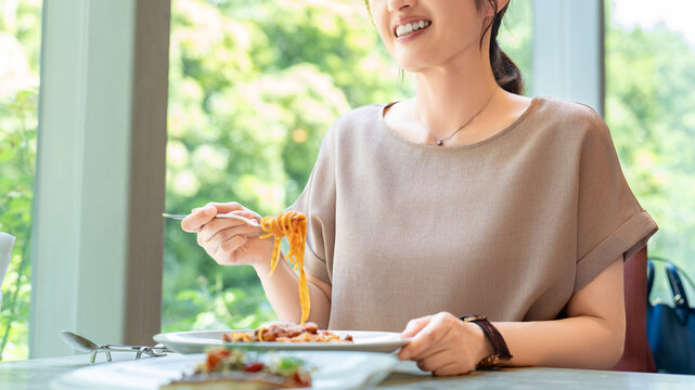 ランチでパスタを食べる女性・ビジネスウーマン, Businesswoman Eating Pasta for Lunch