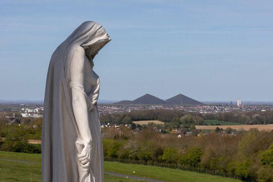 Terrils vus depuis le M&eacute;morial de Vimy