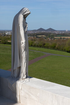 Terrils vus depuis le M&eacute;morial de Vimy