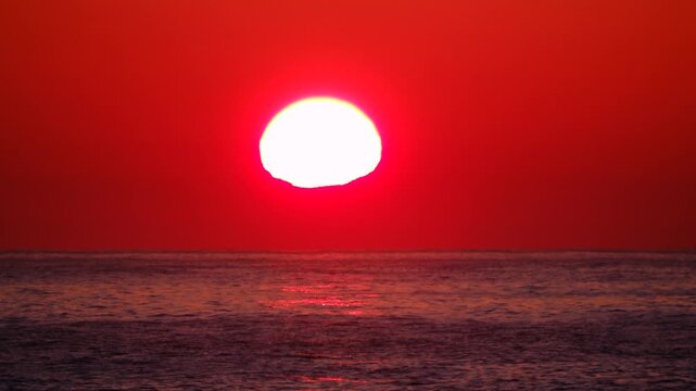 日の出と海