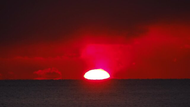 日の出と海