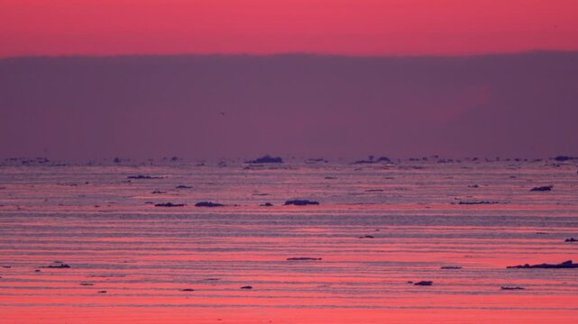 朝の流氷とオホーツク海