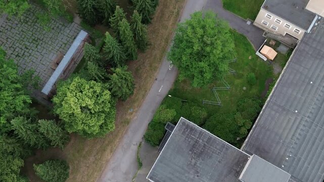 Kamerafahrt vom Dach des Theaters am Park OdF in Chemnitz nach oben zum Horizont und der Stadtlandschaft, 4K