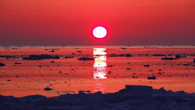 根室湾の日の出と流氷