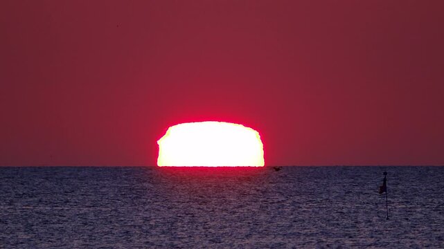 四角い太陽（日の出）と海