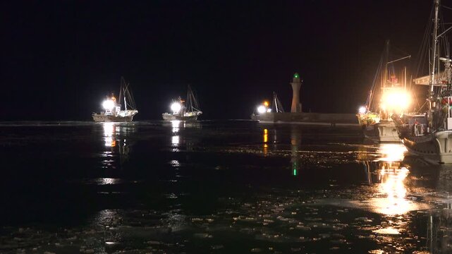 尾岱沼漁港の朝の出漁