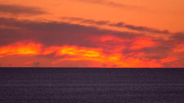 朝の雲と海