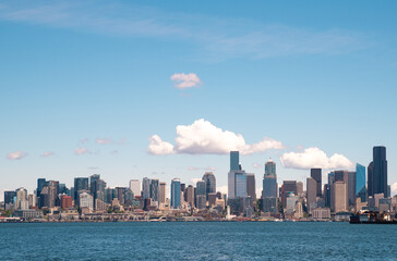 Naklejka premium seattle skyline buildings sunny summer day