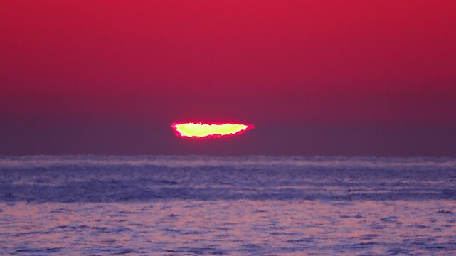 日の出（2つの太陽）とグリーンフラッシュと海