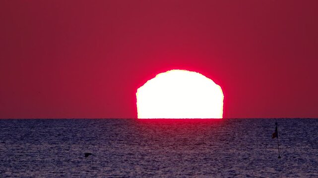 日の出（変形）と海