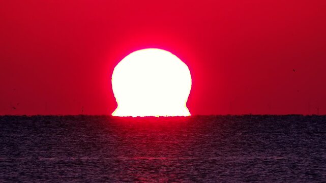 根室湾のダルマ型太陽（日の出）