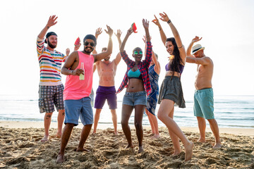 Obraz premium Joyful friends celebrating beach day