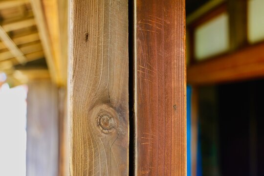 大黒柱の背割りをクローズアップした物、古民家住宅にて