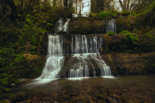 Cascada con un caudal medio, antes de que lleguen las lluvias de primavera.