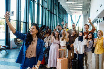 Group of people posing for a selfie at an airport during a travel event © Marko
