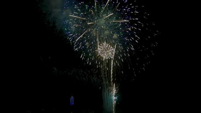 打ち上げ花火と江の島シーキャンドル（灯台）