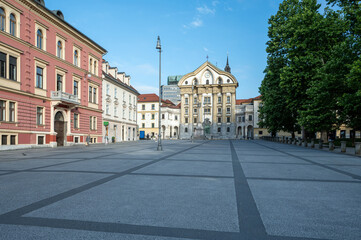 Fototapeta premium Congress Square and Ursuline Church in Ljubljana, Slovenia at sunrise on clear sunny summer morning.